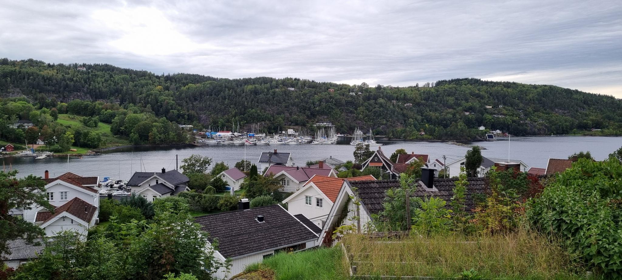 Utsikt over Nærsnesbukta i Oslofjorden, fra gårdsplassen.